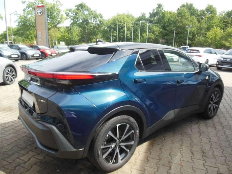 Neu Toyota C-HR 140 PS (102 kW) 2025 Grün SUV