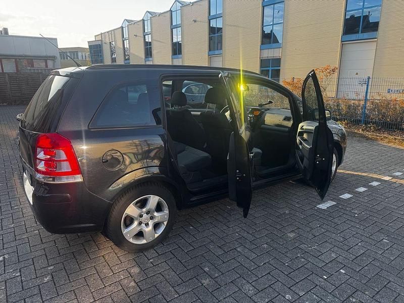 Gebraucht Opel Zafira Family 140 PS (102 kW) 2012 Schwarz Van / Kleinbus