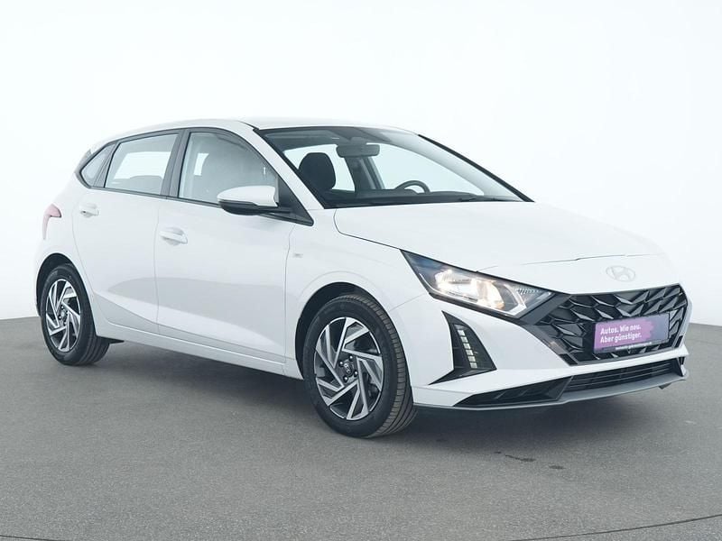 Gebraucht Hyundai i20 101 PS (74 kW) 2024 Atlas white Kleinwagen