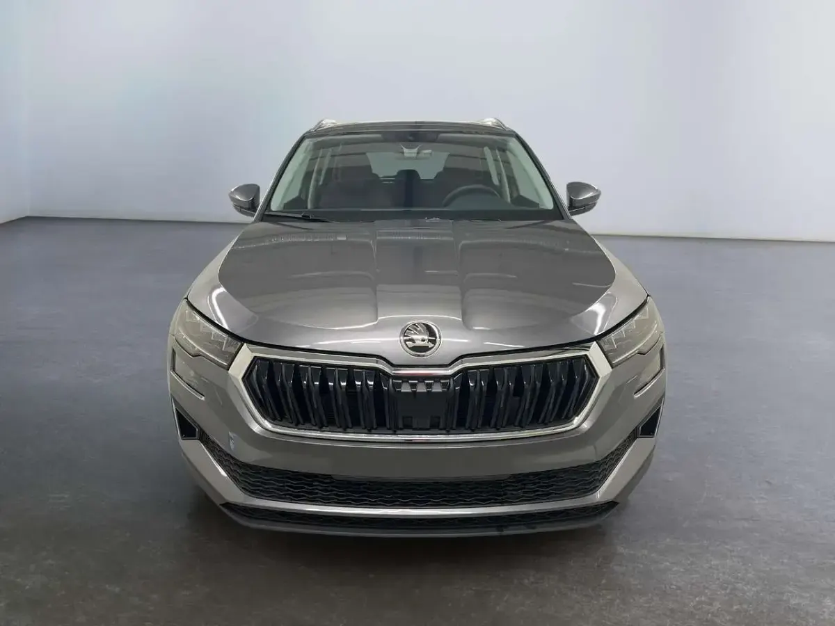 Neu Skoda Karoq Selection 150 PS (110 kW) 2026 5x  graphite grey met. SUV