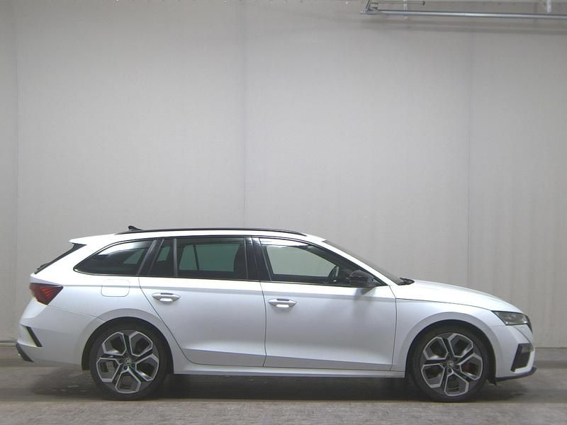 Weiss Gebraucht 2022 Skoda Octavia RS Kombi | 21.780 € (Guter Preis) - Bild 1/4
