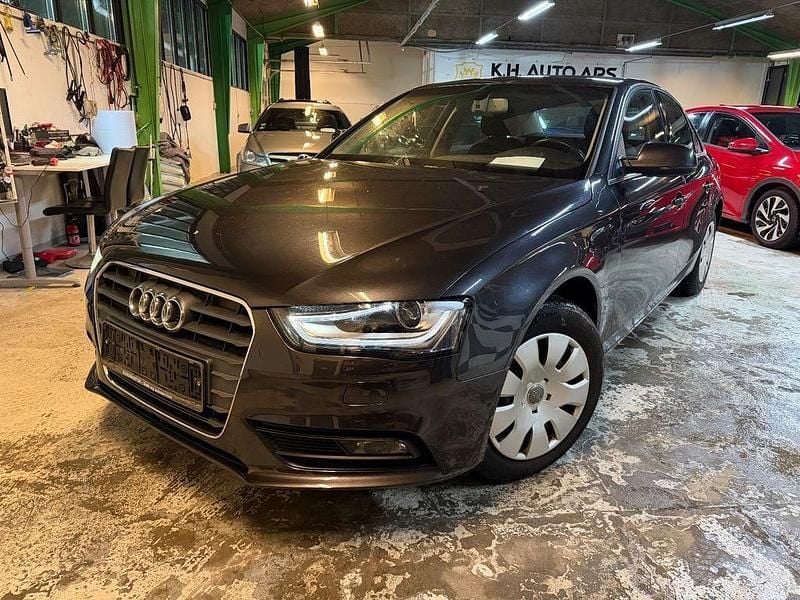 Grau Gebraucht 2013 Audi A4 Attraction Limousine | 6.195 € (Guter Preis) - Bild 1/4