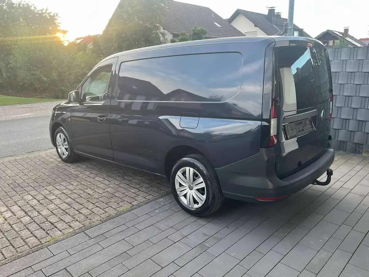 Gebraucht VW Caddy Maxi 102 PS (75 kW) 2022 Starlight blue metallic Van / Kleinbus
