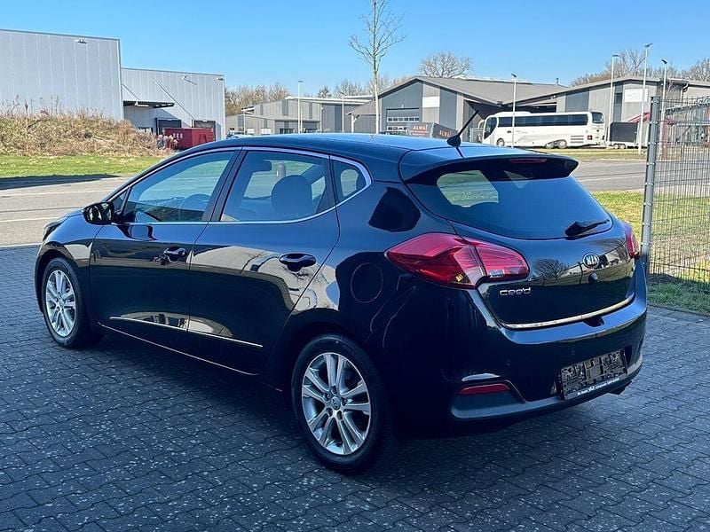 Gebraucht Kia Ceed Spirit 135 PS (99 kW) 2013 Schwarz Kleinwagen