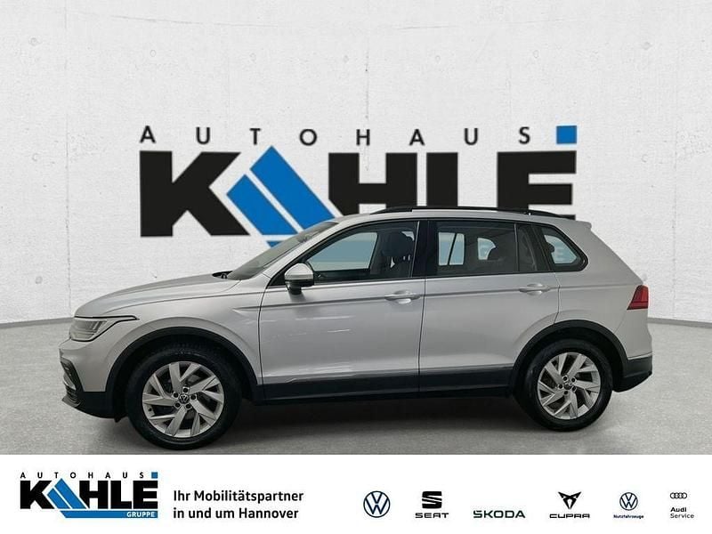 Reflexsilber metallic Gebraucht 2023 VW Tiguan Life SUV | 24.990 € (Superpreis) - Bild 1/4