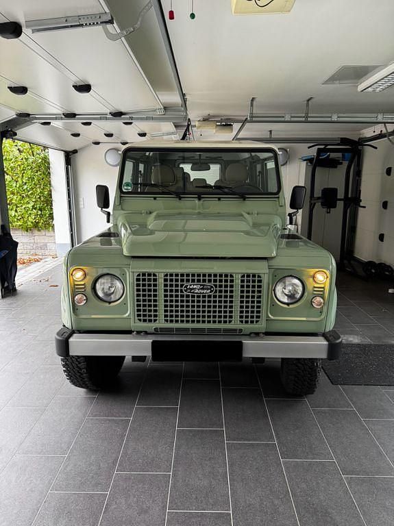Grün Gebraucht 2016 Land Rover Defender Heritage SUV | 79.800 € (Etwas zu teuer) - Bild 1/4