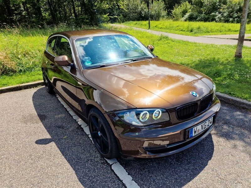 Braun Gebraucht 2010 BMW 116 Sport Line Kleinwagen | 6.780 € (Teuer) - Bild 1/4