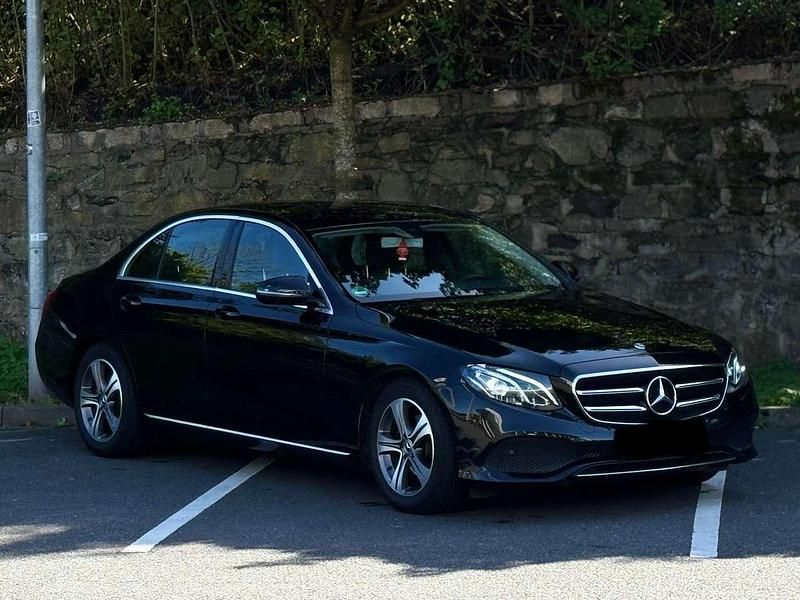 Schwarz Gebraucht 2019 Mercedes E220 Avantgarde Limousine | 27.199 € (Fairer Preis) - Bild 1/4