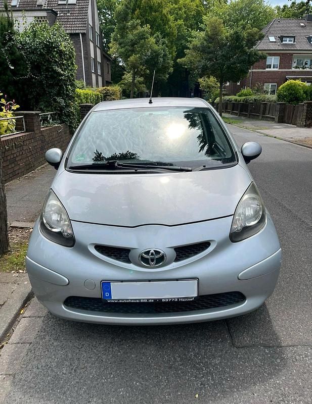 Silber Gebraucht 2007 Toyota Aygo Kleinwagen | 2.100 € (Fairer Preis) - Bild 1/4