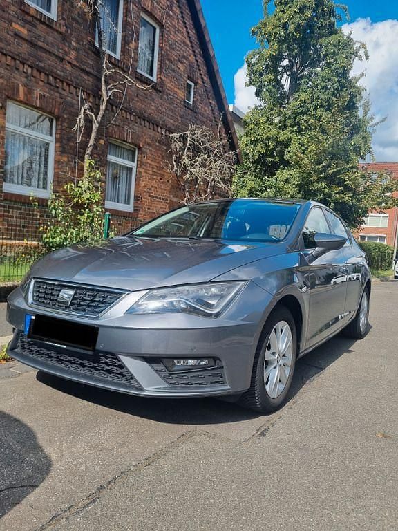 Grau Gebraucht 2018 Seat Leon Style Limousine | 13.200 € (Fairer Preis) - Bild 1/4