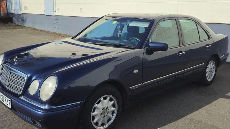 Gebraucht Mercedes E200 Elegance 136 PS (100 kW) 1997 Blau Limousine