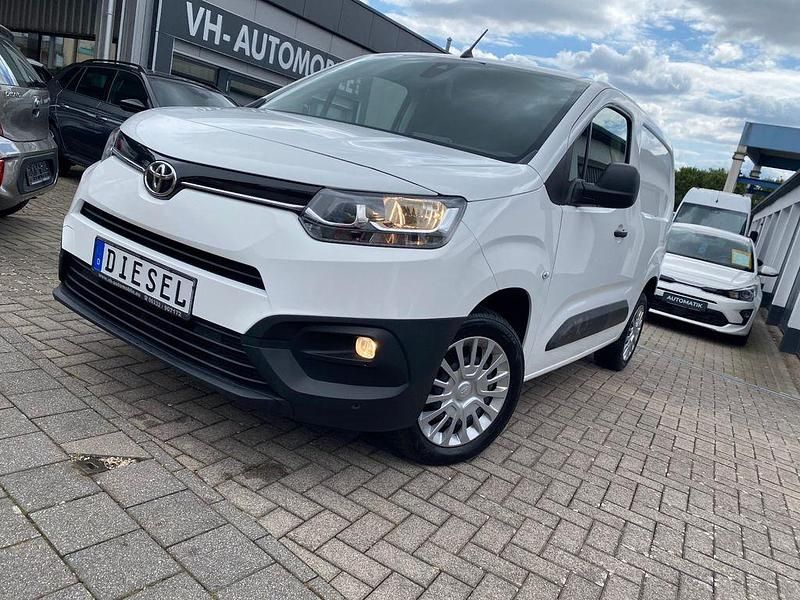 Weiß Gebraucht 2021 Toyota Proace City Van | 15.970 € (Etwas zu teuer) - Bild 1/4