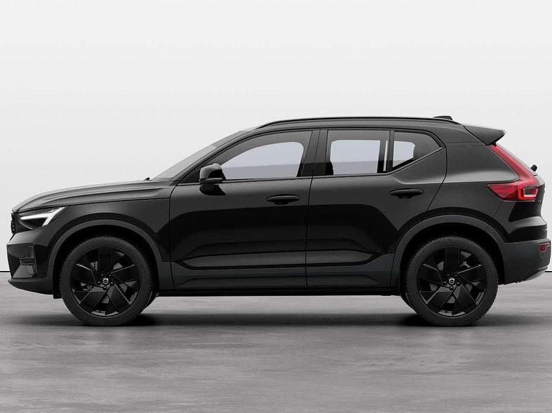 Onyx black metallic Neu 2025 Volvo XC40 Plus SUV | 37.990 € (Superpreis) - Bild 1/3