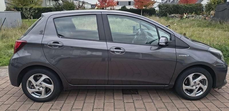 Gebraucht Toyota Yaris Hybrid Comfort 75 PS (55 kW) 2016 Grau Kleinwagen