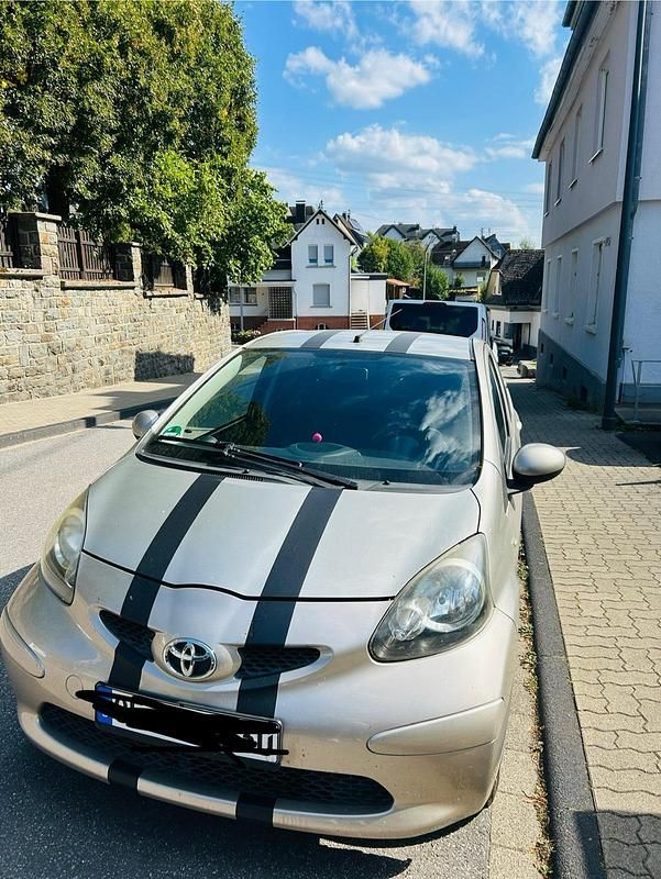 Grau Gebraucht 2007 Toyota Aygo Kleinwagen | 2.990 € (Fairer Preis) - Bild 1/4