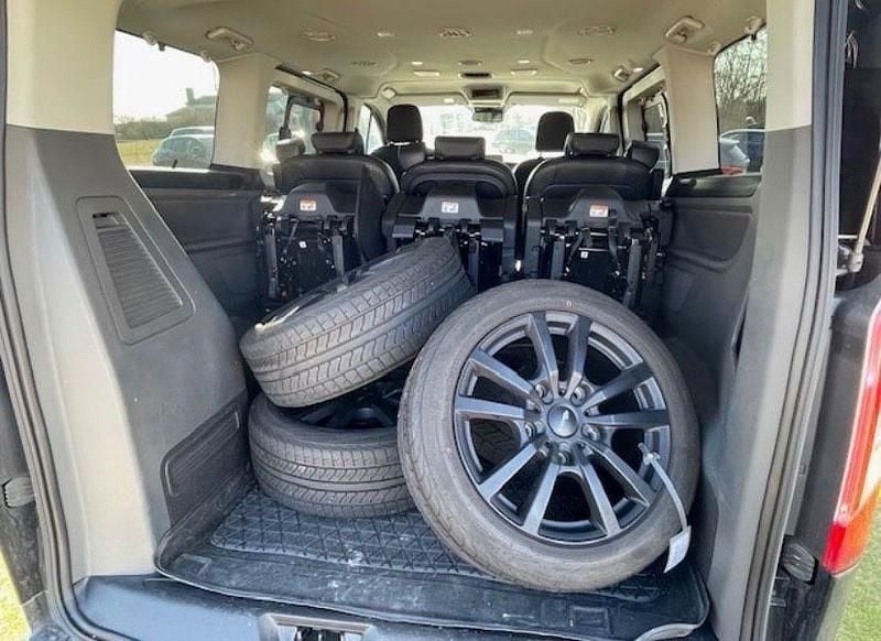 Gebraucht Ford Tourneo Active 150 PS (110 kW) 2023 Schwarz Van / Kleinbus