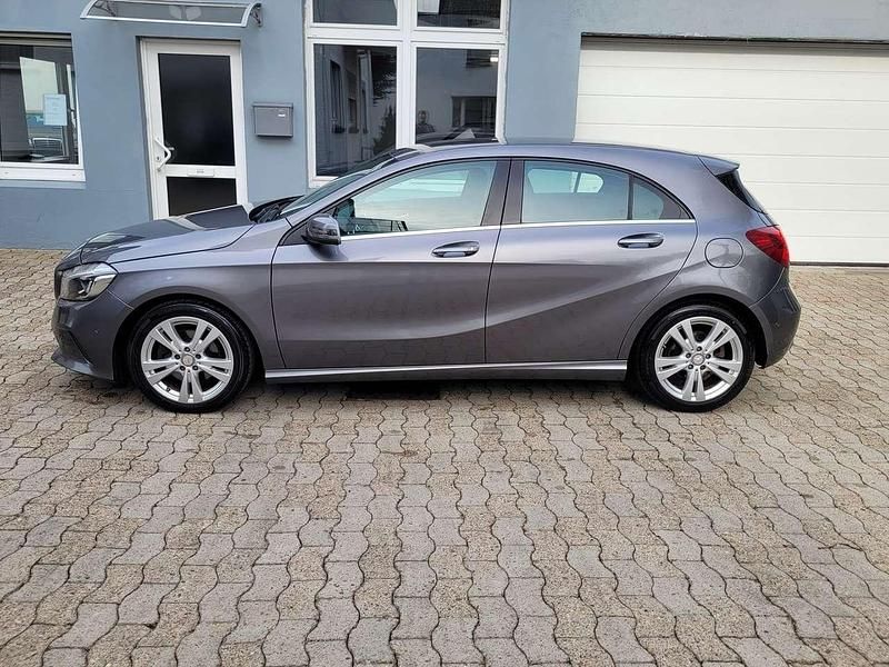 Gebraucht Mercedes A180 122 PS (89 kW) 2016 Mountaingrau  met. Kleinwagen