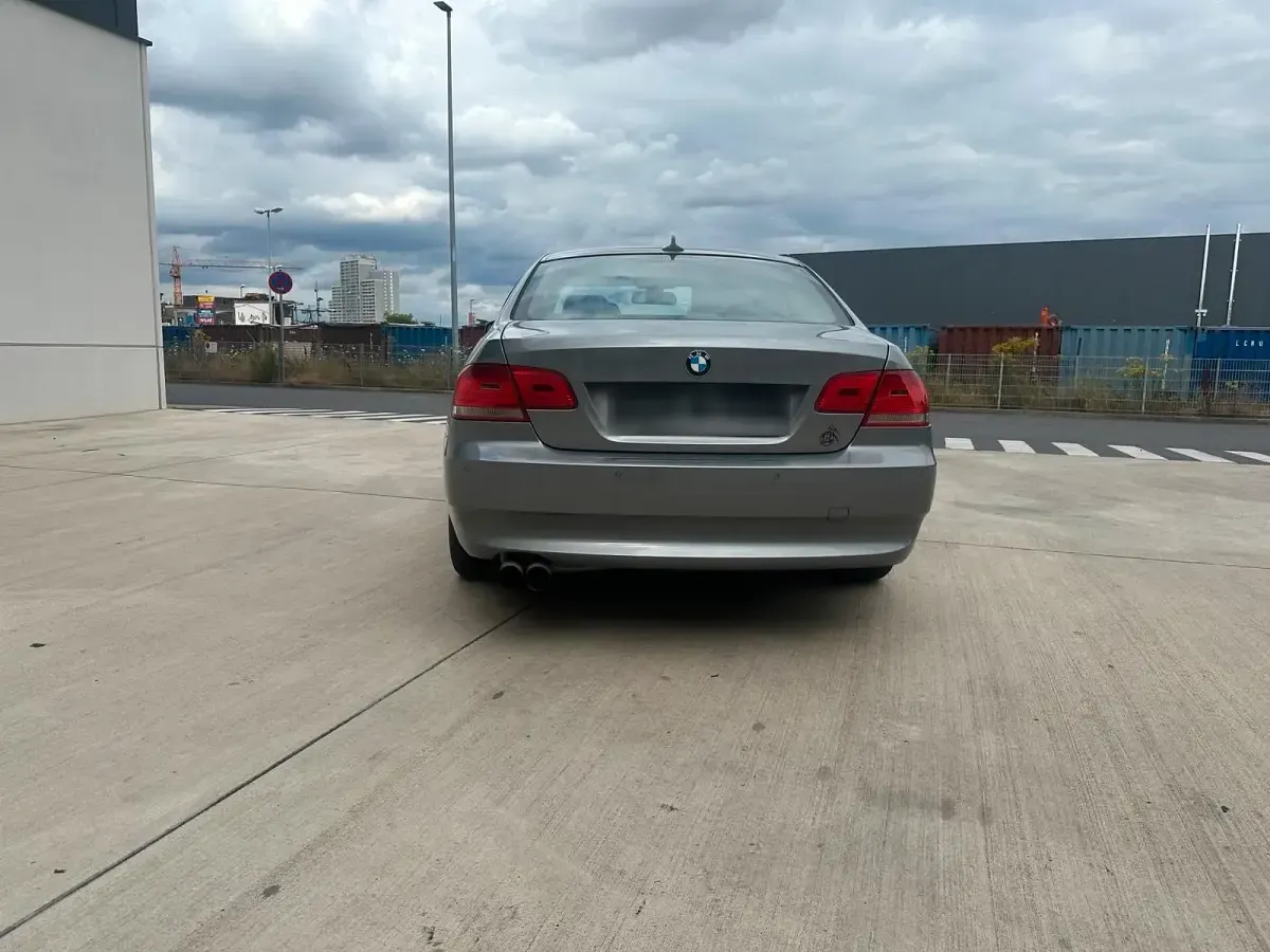 Gebraucht BMW 320 170 PS (125 kW) 2010 Grau Coupé