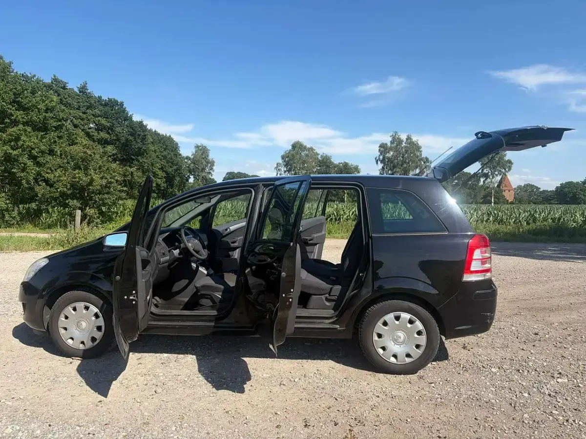 Gebraucht Opel Zafira 116 PS (85 kW) 2009 Saphirschwarz mi2 Van / Kleinbus