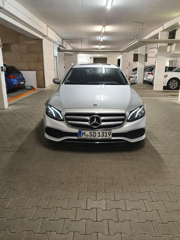 Silber Gebraucht 2018 Mercedes E220 Avantgarde Limousine | 26.800 € (Guter Preis) - Bild 1/4