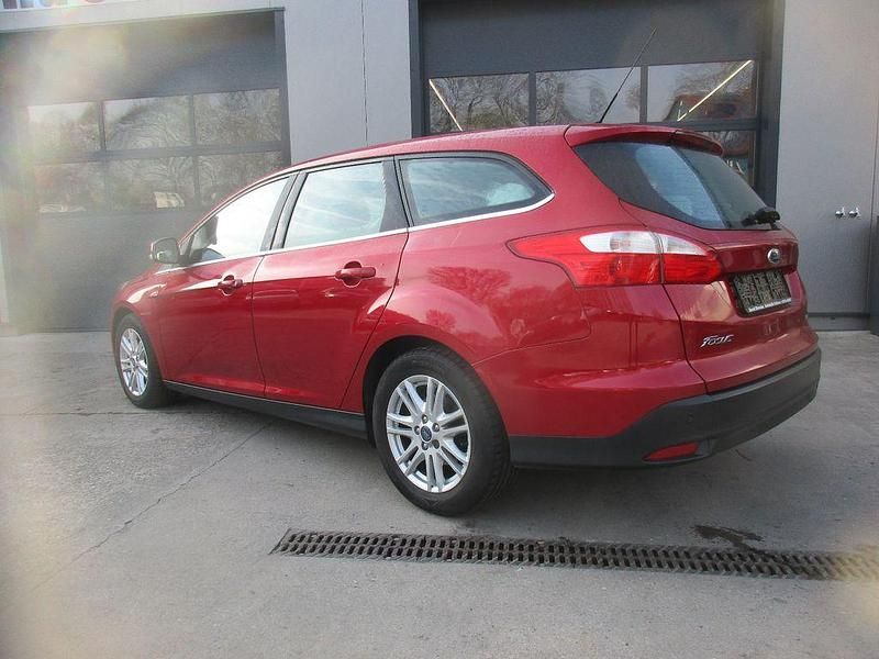 Gebraucht Ford Focus Titanium 125 PS (91 kW) 2014 Rot Limousine