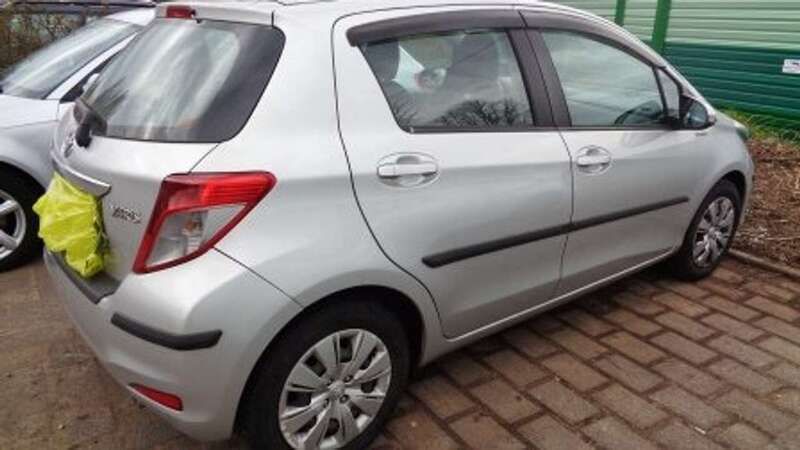 Silber Gebraucht 2012 Toyota Yaris Life Limousine | 7.777 € (Fairer Preis) - Bild 1/4