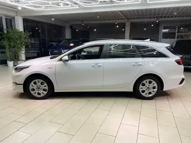 Gebraucht Kia Ceed Vision 136 PS (100 kW) 2023 (wd) cararraweiss Kleinwagen