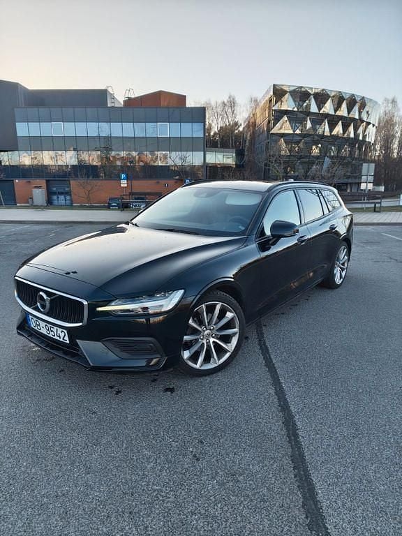 Schwarz Gebraucht 2019 Volvo V60 Momentum Kombi | 17.500 € - Bild 1/4