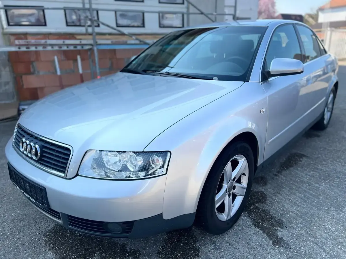 Usata Audi A4 102 CV (75 kW) 2003 Argento Berlina