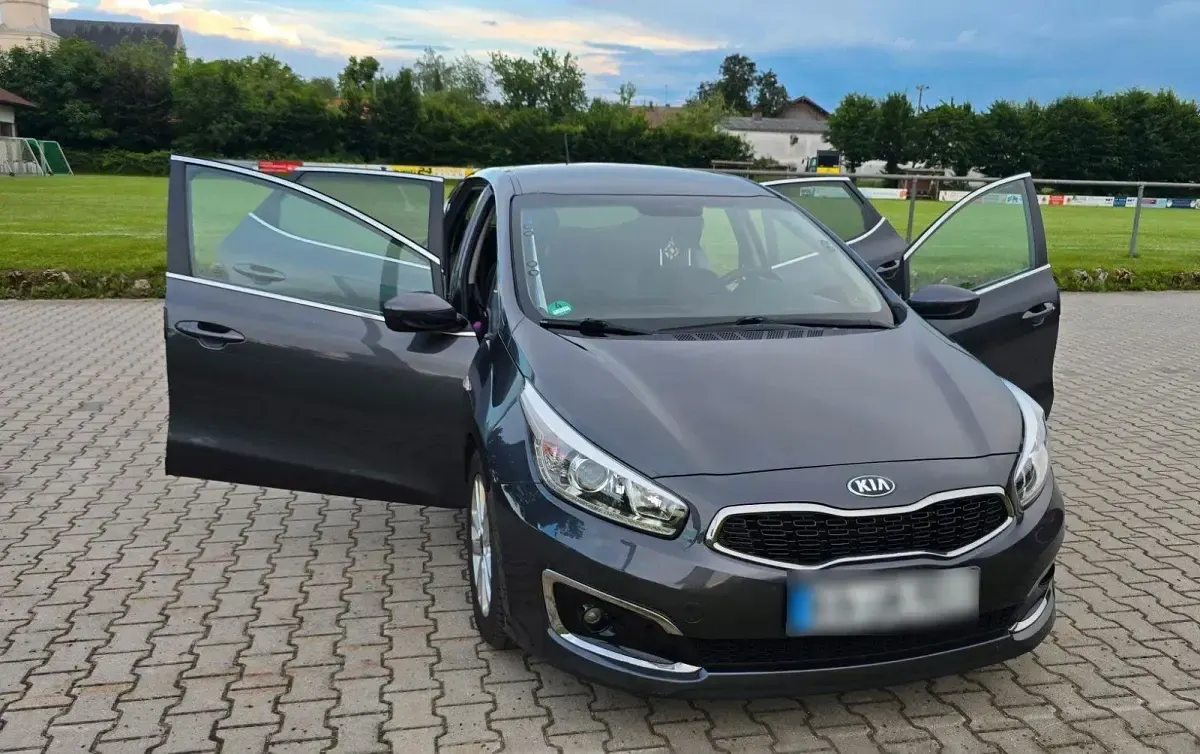 Gebraucht Kia Ceed DREAM-TEAM Edition 135 PS (99 kW) 2015 Grau Kleinwagen