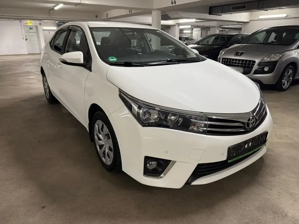 Gebraucht Toyota Corolla 99 PS (72 kW) 2014 Weiß Limousine