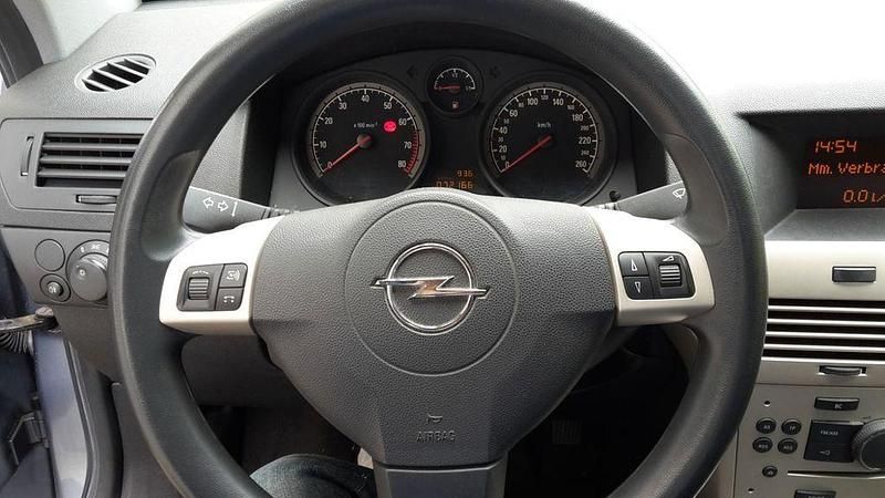 Gebraucht Opel Astra Edition 90 PS (66 kW) 2007 Silber Limousine