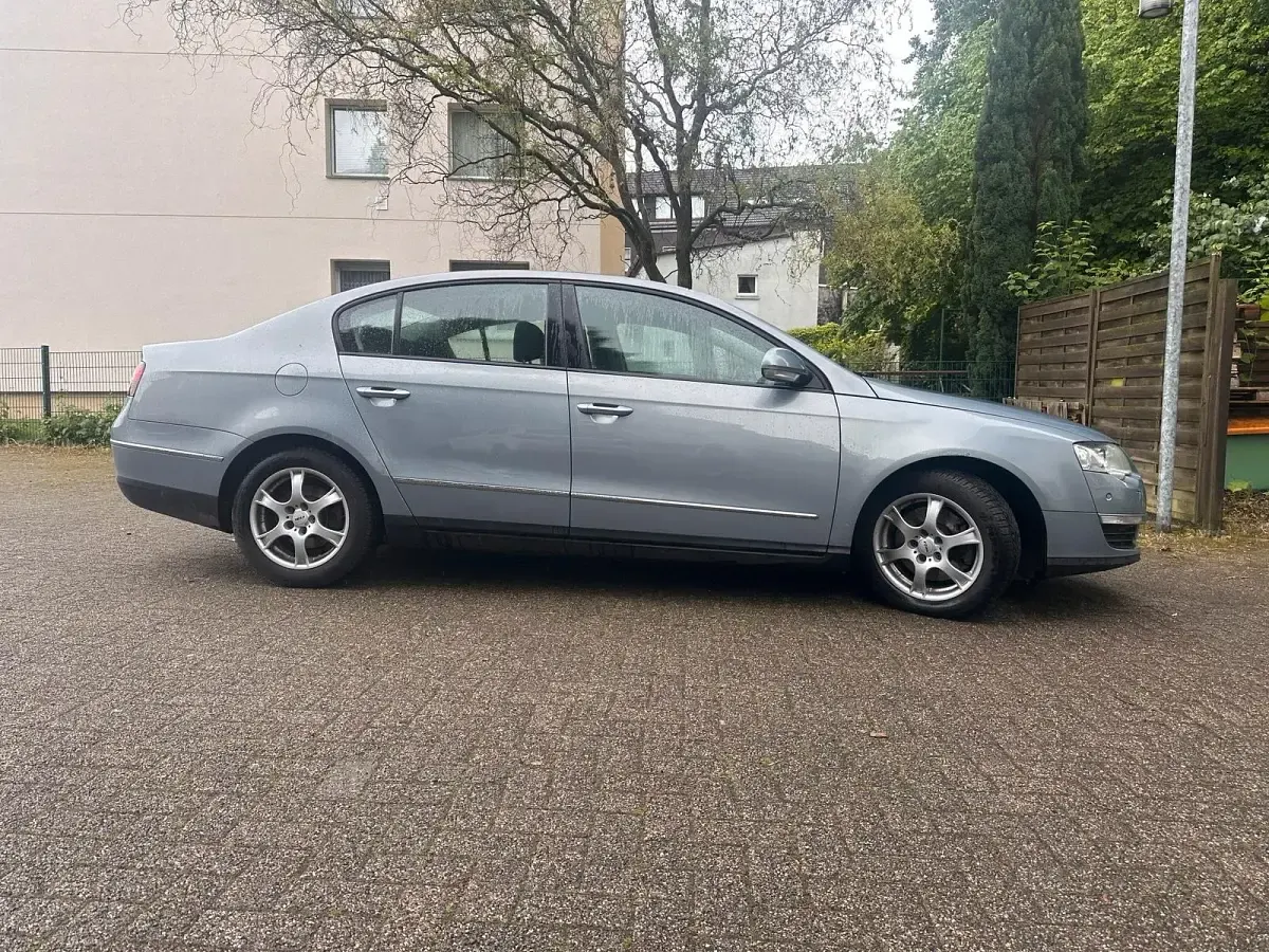 Gebraucht VW Passat Sportline 122 PS (89 kW) 2010 Grau Limousine