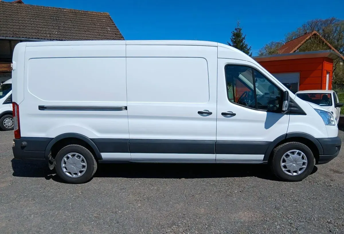 Gebraucht Ford Transit Trend 131 PS (96 kW) 2018 Weiß Van / Kleinbus