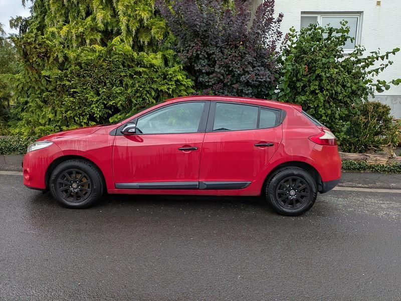 Rot Gebraucht 2011 Renault Mégane III Limousine | 3.500 € (Fairer Preis) - Bild 1/4