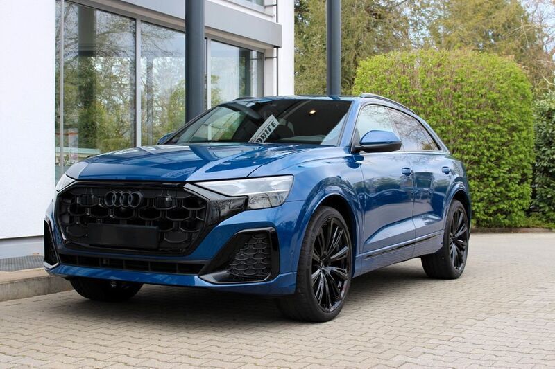 Blau Gebraucht 2024 Audi Q8 S-line plus SUV | 89.900 € - Bild 1/4