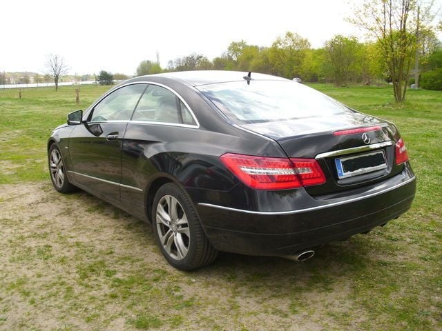 Gebraucht Mercedes E250 204 PS (150 kW) 2010 Schwarz metallic Coupé