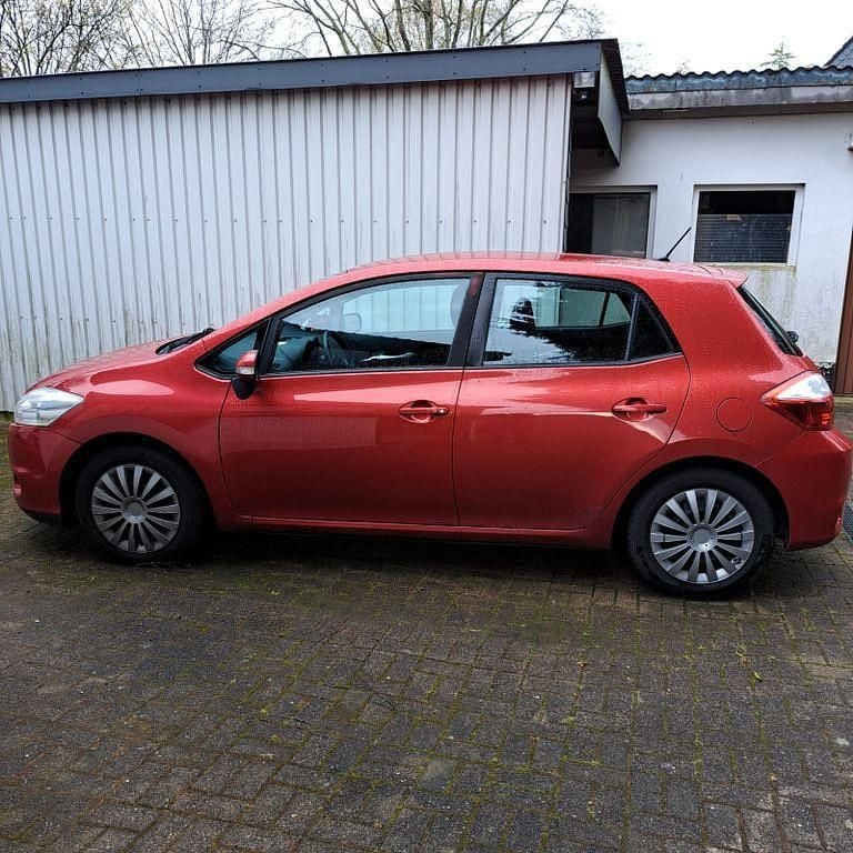 Gebraucht Toyota Auris Edition 99 PS (72 kW) 2012 Rot Limousine