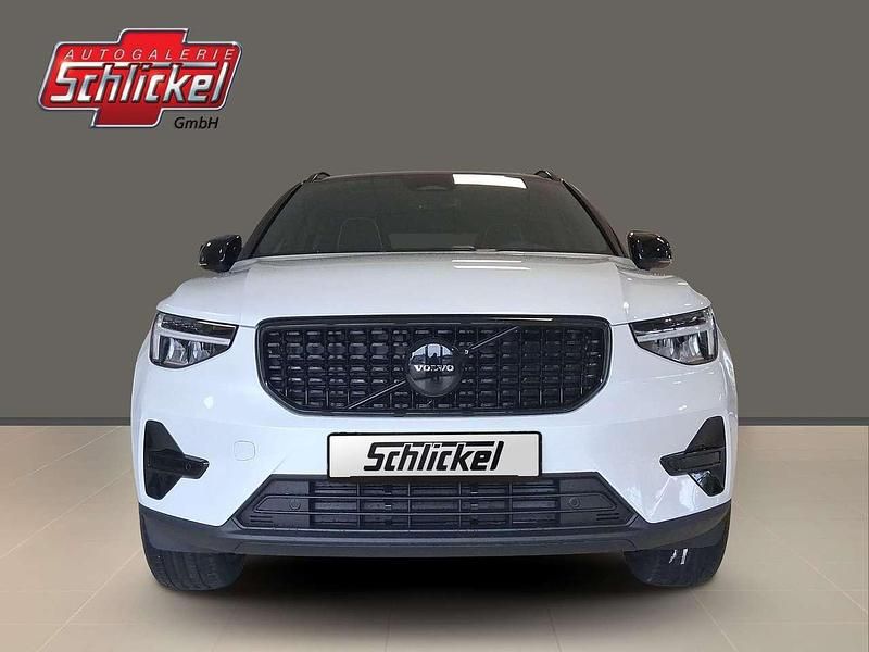 Neu Volvo XC40 Plus 163 PS (119 kW) 2025 Crystal white SUV