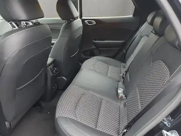 Neu Kia Ceed 150 PS (110 kW) 2026 Pentametal met. Kleinwagen