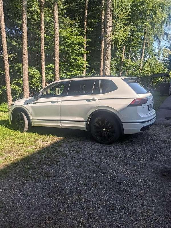 Weiß Gebraucht 2022 VW Tiguan Allspace R-line SUV | 43.000 € (Teuer) - Bild 1/2