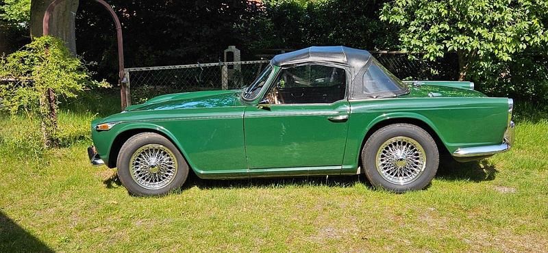 Grün Gebraucht 1966 Triumph TR4 Cabrio | 25.000 € - Bild 1/4