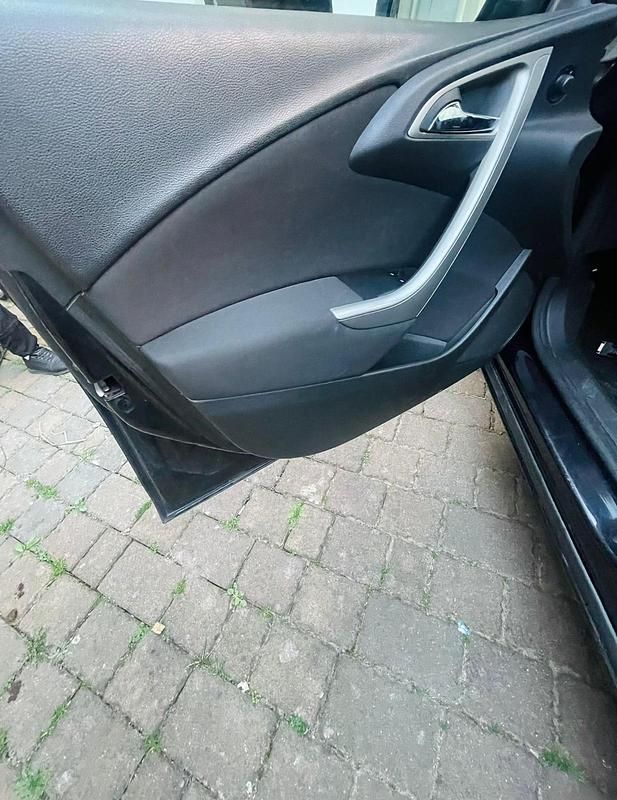 Gebraucht Opel Astra 125 PS (91 kW) 2011 Schwarz Limousine