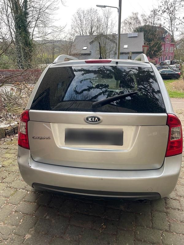 Gebraucht Kia Carens 128 PS (94 kW) 2011 Silber Van / Kleinbus