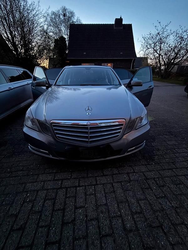 Usata Mercedes E200 135 CV (99 kW) 2011 Grigio Berlina