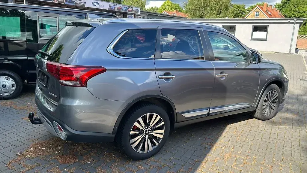 Gebraucht Mitsubishi Outlander Diamant Edition 150 PS (110 kW) 2019 Grau SUV