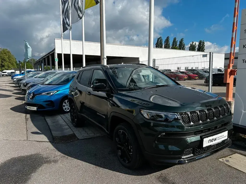 Neu Jeep Compass 179 PS (131 kW) 2025 Grün SUV