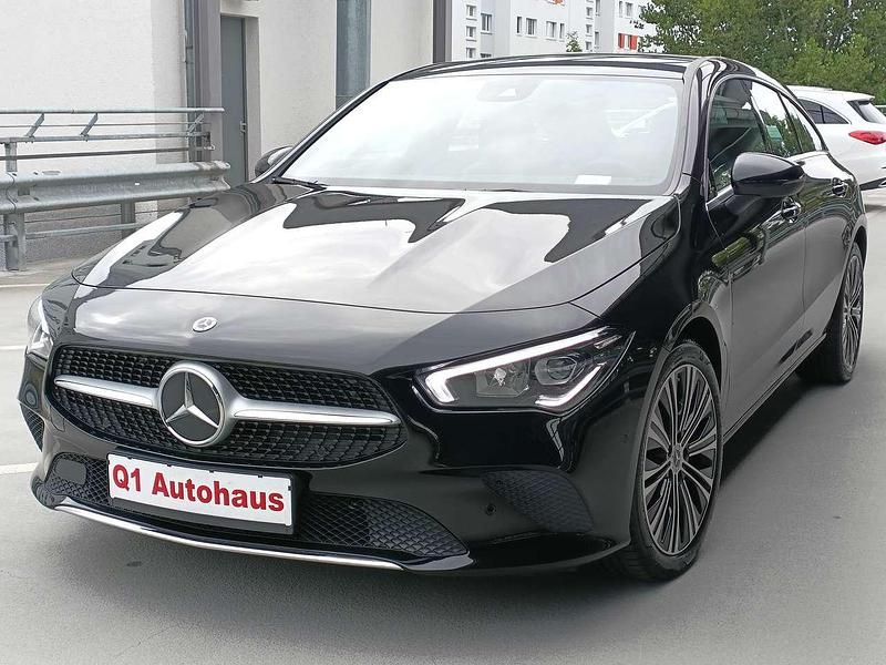 Nachtschwarz Gebraucht 2022 Mercedes CLA200 Progressive Kombi | 21.950 € (Superpreis) - Bild 1/4