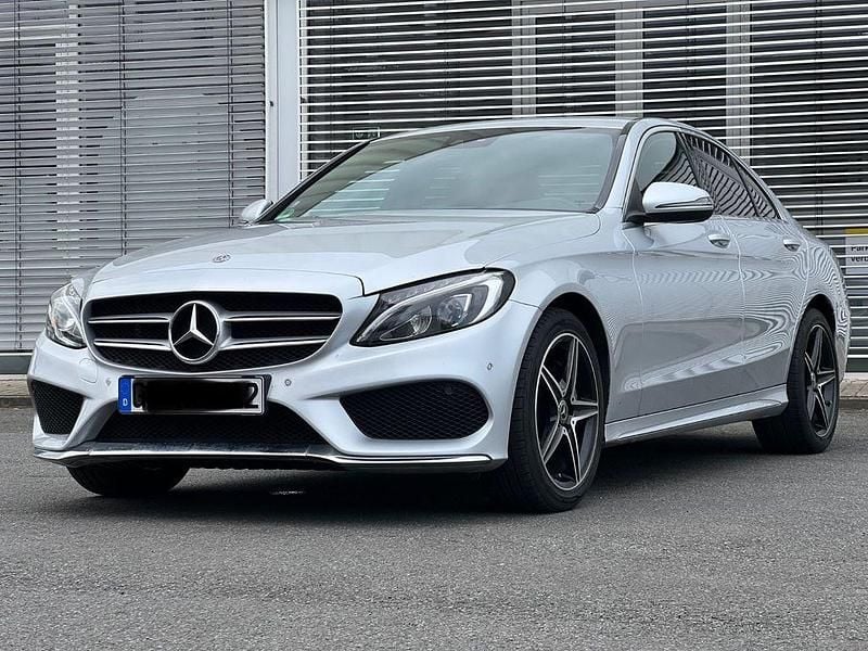 Grau Gebraucht 2018 Mercedes C220 AMG line Limousine | 19.900 € (Guter Preis) - Bild 1/4