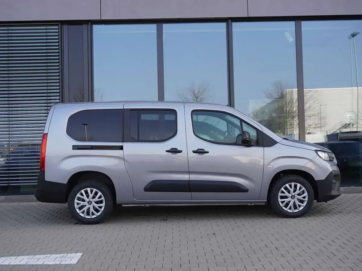 Neu Fiat Doblò 131 PS (96 kW) 2026 Silber Van / Kleinbus